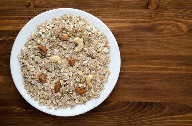 Fındık yulaf ezmesi. Ahşap bir masa üzerinde yulaf ezmesi. Yulaf ezmesi üstten görünüm. Sağlıklı gıda