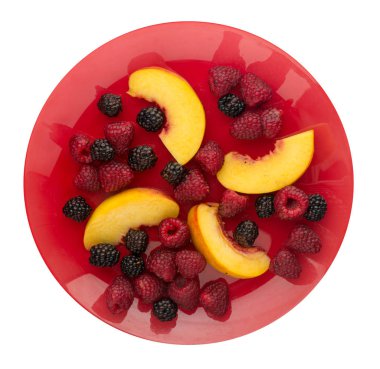 böğürtlen, ahududu, Kuru soğan bir plaka üzerinde. böğürtlen, ahududu, nektarin beyaz arka plan üzerinde izole. sağlıklı gıda. Vegan gıda.