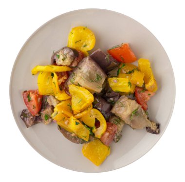 Patlıcan izole üzerinde beyaz kökenli soteleyin. Patlıcan, biber, domates, dereotu bir plaka üzerinde. sağlıklı gıda. sağlıklı gıda