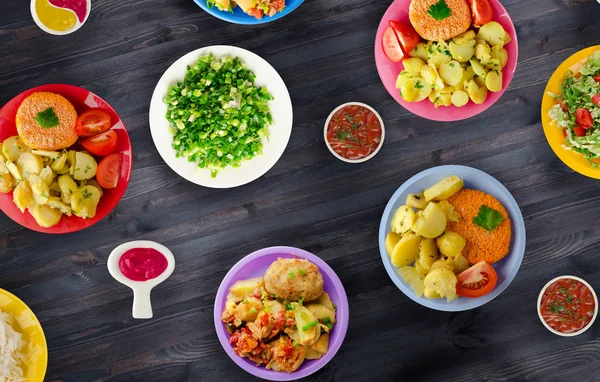      Lezzetli tecrübeli kızarmış domuz pirzolası baharatlı bir Marine pişmiş haşlanmış patates, salata ve sos ile servis edilir. Pirzola bir ahşap masa üstü bir plaka üzerinde göster