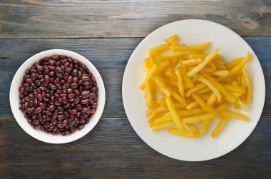  ahşap arka plan üzerinde patates kızartma. kızartma patates bir plaka üzerinde