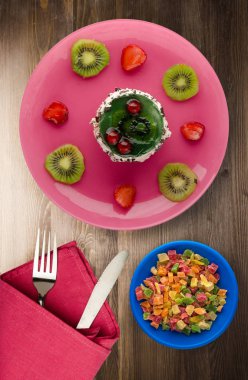 tatlı kek kivi ve çilek ahşap arka plan üzerinde. Festival tatlı bir plaka Üstten Görünüm