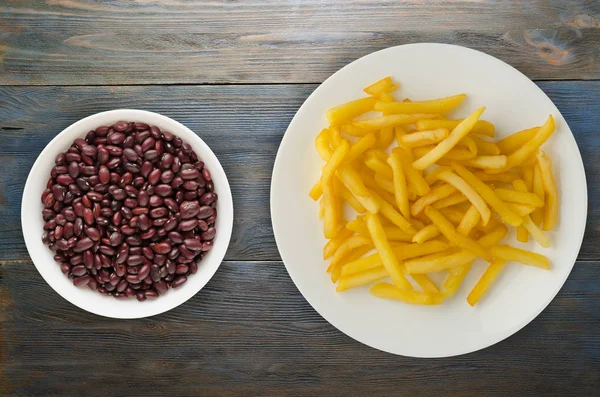  ahşap arka plan üzerinde patates kızartma. kızartma patates bir plaka üzerinde