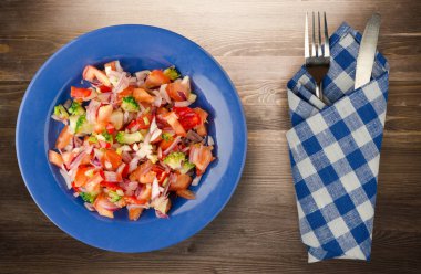 vegan gıda. salata bir tabakta sebze (biber, domates, soğan, brokoli) üzerinden. vegan salata ahşap arka plan üzerinde