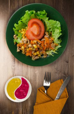 tavuk mideleri havuç ve Mısır ve bir tabak salataya salata. ahşap arka plan üzerinde Sebzeli tavuk salatası