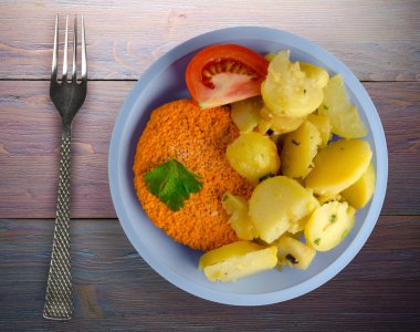 Köfte Patates ahşap arka plan ile. bir tabakta domates bir dilim ile köfte