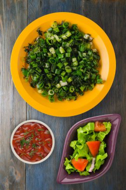 Vejetaryen Gıda. soğan ve dereotu ahşap arka plan üzerinde bir tabakta. sağlıklı gıda