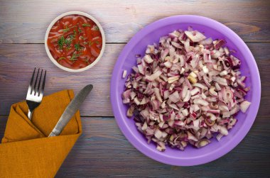 ahşap arka plan üzerinde kırmızı soğan. bir plaka üzerinde doğranmış kırmızı soğan