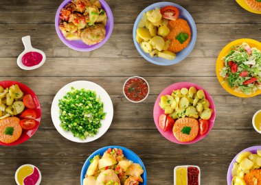     Lezzetli tecrübeli kızarmış domuz pirzolası baharatlı bir Marine pişmiş haşlanmış patates, salata ve sos ile servis edilir. Pirzola bir ahşap masa üstü bir plaka üzerinde göster