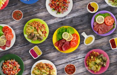 et yemekleri bir plaka üzerinde. bir tabak salata. masaya yiyecek bolluğu. Gıda üstten görünüm