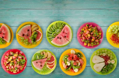 sağlıklı gıda. meyve salataları masanın üzerinde. Vegan gıda