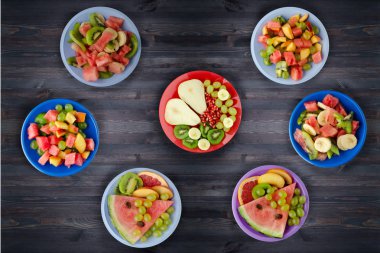 sağlıklı gıda. meyve salataları masanın üzerinde. Vegan gıda