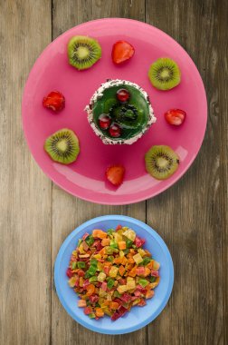 tatlı kek kivi ve çilek ahşap arka plan üzerinde. Festival tatlı bir plaka Üstten Görünüm