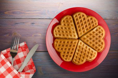 Belçika waffle ahşap arka plan. Waffle plaka üstten görünüm üzerinde