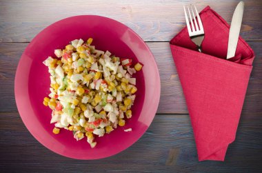 Yengeç Salata bir plaka üzerinde. Yengeç'ın salata ahşap arka plan üzerinde