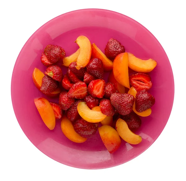 草莓和杏切片在白色背景的盘子上 草莓和杏切片在一个板块的顶部视图 健康食品 — 图库照片