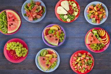 sağlıklı gıda. meyve salataları masanın üzerinde. Vegan gıda