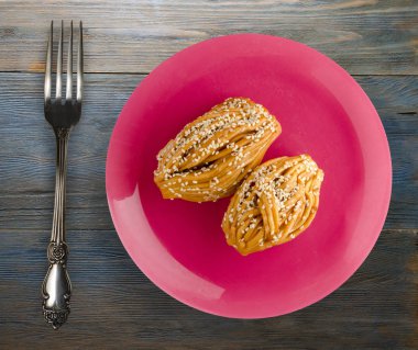 kek bir plaka üstüne susam ile görüntüleyin. Susam ahşap zemin ile kek