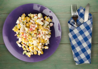 Yengeç Salata bir plaka üzerinde. Yengeç'ın salata ahşap arka plan üzerinde