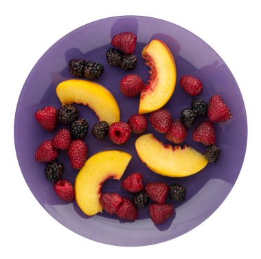 böğürtlen, ahududu, Kuru soğan bir plaka üzerinde. böğürtlen, ahududu, nektarin beyaz arka plan üzerinde izole. sağlıklı gıda. Vegan gıda.