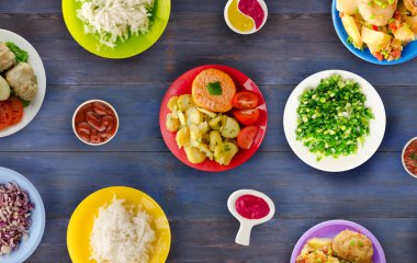      Lezzetli tecrübeli kızarmış domuz pirzolası baharatlı bir Marine pişmiş haşlanmış patates, salata ve sos ile servis edilir. Pirzola bir ahşap masa üstü bir plaka üzerinde göster