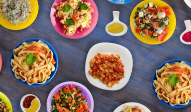 Makarna sebze ve sos bir tablo. Bir tabak spagetti. Akdeniz yemekleri