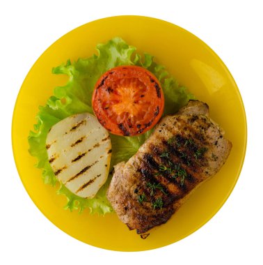  patates ve beyaz arka plan üzerinde izole domates ile domuz eti ızgara. bir plaka üstten görünüm üzerinde ızgara domuz