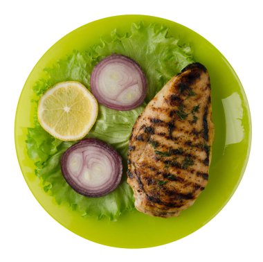  Beyaz arka plan üzerinde izole sebze (limon, salata, soğan) ile ızgara tavuk fileto. bir plaka üstten görünüm üzerinde ızgara tavuk fileto