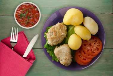  göğsü bir tabak patates ile. göğsü ahşap arka plan üzerinde patates ile