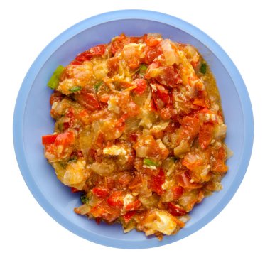 Haşlanmış domates soğan Beyaz arka plan üzerinde izole bir plaka ile. haşlanmış domates soğan en iyi manzaralı. Vejetaryen gıda