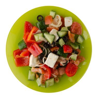 Beyaz arka plan üzerinde izole Yunan salatası. Yunan salatası bir plaka üstten görünüm üzerinde. sağlıklı gıda