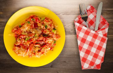 Haşlanmış domates soğan bir plaka üzerinde bir ahşap arka plan ile. haşlanmış domates soğan en iyi manzaralı. Vejetaryen Gıda