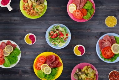 et yemekleri bir plaka üzerinde. bir tabak salata. masaya yiyecek bolluğu. Gıda üstten görünüm