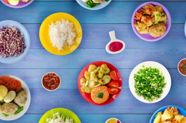      Lezzetli tecrübeli kızarmış domuz pirzolası baharatlı bir Marine pişmiş haşlanmış patates, salata ve sos ile servis edilir. Pirzola bir ahşap masa üstü bir plaka üzerinde göster