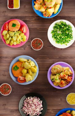      Lezzetli tecrübeli kızarmış domuz pirzolası baharatlı bir Marine pişmiş haşlanmış patates, salata ve sos ile servis edilir. Pirzola bir ahşap masa üstü bir plaka üzerinde göster
