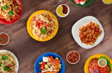 Makarna sebze ve sos bir tablo. Bir tabak spagetti. Akdeniz yemekleri