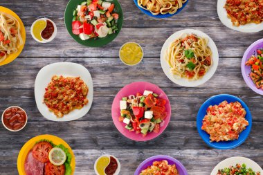 Makarna sebze ve sos bir tablo. Bir tabak spagetti. Akdeniz yemekleri