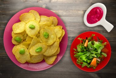 bir tabak patates cipsi. ahşap arka plan üzerinde fiş .