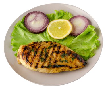 Beyaz arka plan üzerinde izole sebze (limon, salata, soğan) ile ızgara tavuk fileto. bir plaka üstten görünüm üzerinde ızgara tavuk fileto