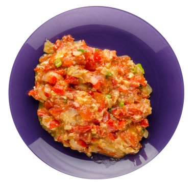 Haşlanmış domates soğan Beyaz arka plan üzerinde izole bir plaka ile. haşlanmış domates soğan en iyi manzaralı. Vejetaryen gıda