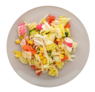 Vejetaryen salata bir plaka üzerinde. --dan Mısır, salata, domates, salatalık, biber ve yengeç salatası yapışır. sağlıklı gıda .