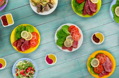 et yemekleri bir plaka üzerinde. bir tabak salata. masaya yiyecek bolluğu. Gıda üstten görünüm