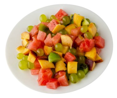 meyve salad.vegetarian salatası. karpuz, kivi, üzüm, şeftali beyaz arka plan tuza salata bir plaka üzerinde izole bir plaka üzerinde. sağlıklı gıda