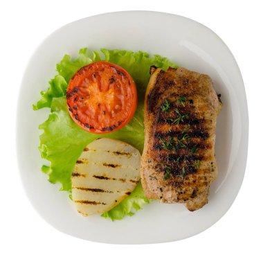  patates ve beyaz arka plan üzerinde izole domates ile domuz eti ızgara. bir plaka üstten görünüm üzerinde ızgara domuz