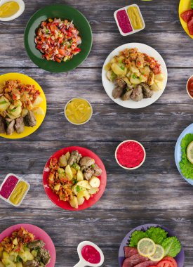 et yemekleri bir plaka üzerinde. bir tabak salata. masaya yiyecek bolluğu. Gıda üstten görünüm