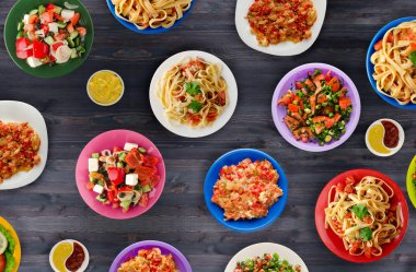 Makarna sebze ve sos bir tablo. Bir tabak spagetti. Akdeniz yemekleri