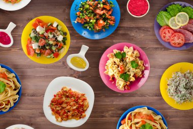 Makarna sebze ve sos bir tablo. Bir tabak spagetti. Akdeniz yemekleri