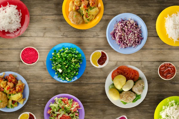      Lezzetli tecrübeli kızarmış domuz pirzolası baharatlı bir Marine pişmiş haşlanmış patates, salata ve sos ile servis edilir. Pirzola bir ahşap masa üstü bir plaka üzerinde göster