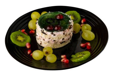 Beyaz arka plan üzerinde izole tatlı kek ve meyve (üzüm, kivi, nar). tatlı bir plaka Üstten Görünüm .