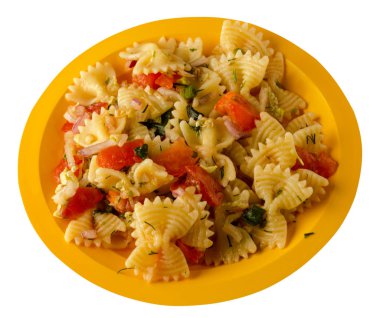 makarna bir tabak üzerine. makarna domates, soğan, lahana beyaz arka plan üzerinde izole